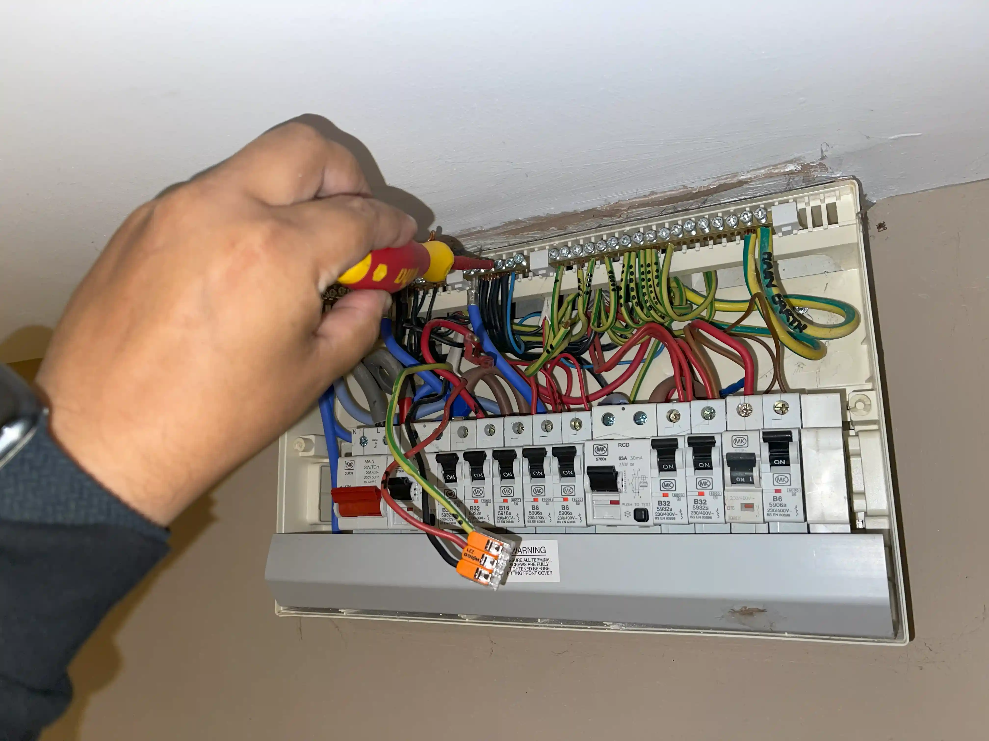 24 Hours Emergency Electrician near Waterlooville